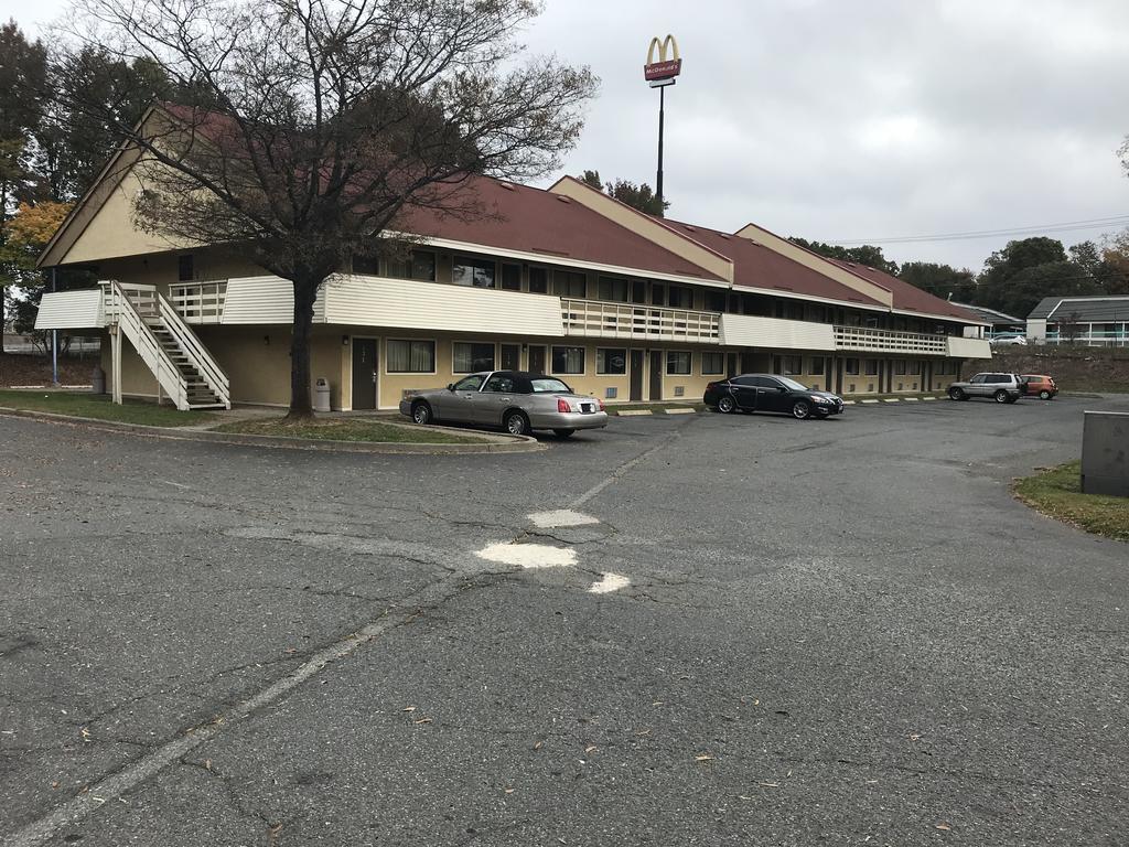 Royal Inn Шарлотт Экстерьер фото